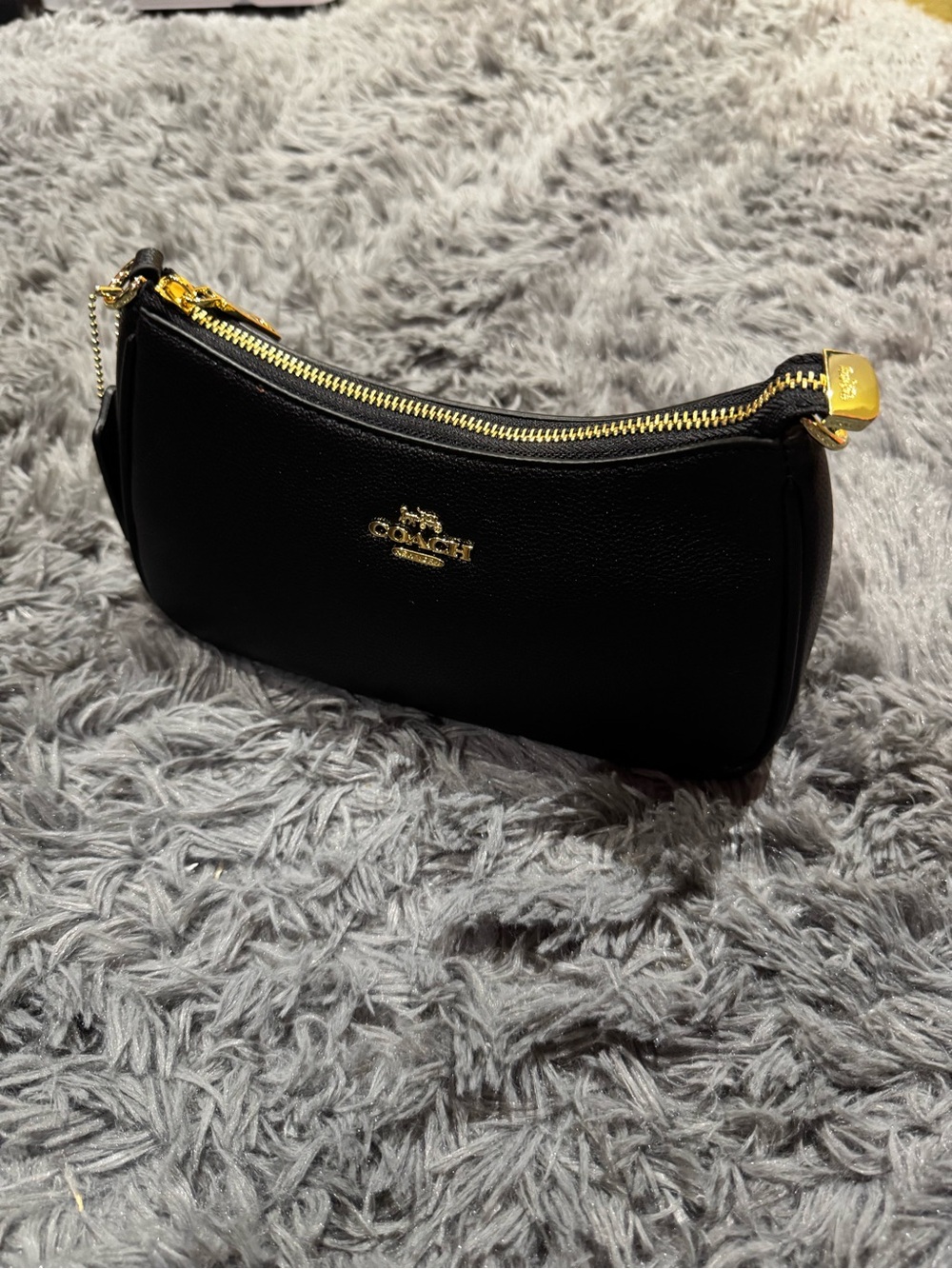 Coach Teri Shoulder Bag Black Pebbled Leather with Gold Wristlet / Shoulder ware